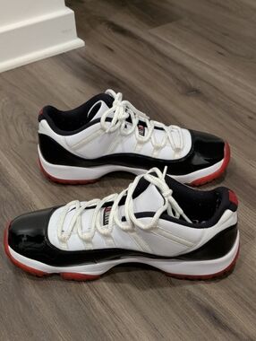 Nike Low-Top Sneakers in White, Black, Red